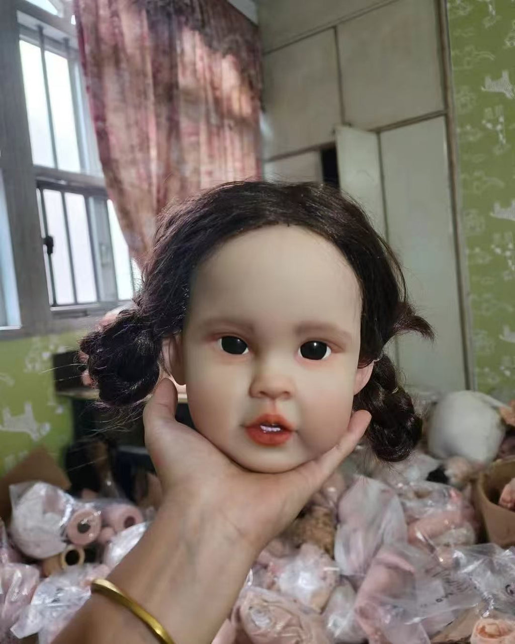 Bebê Reborn Cressida de 32'' feito sob medida com cabelo enraizado à mão, artista Genesis pintado com corpo de pano e conectores, 2 versões