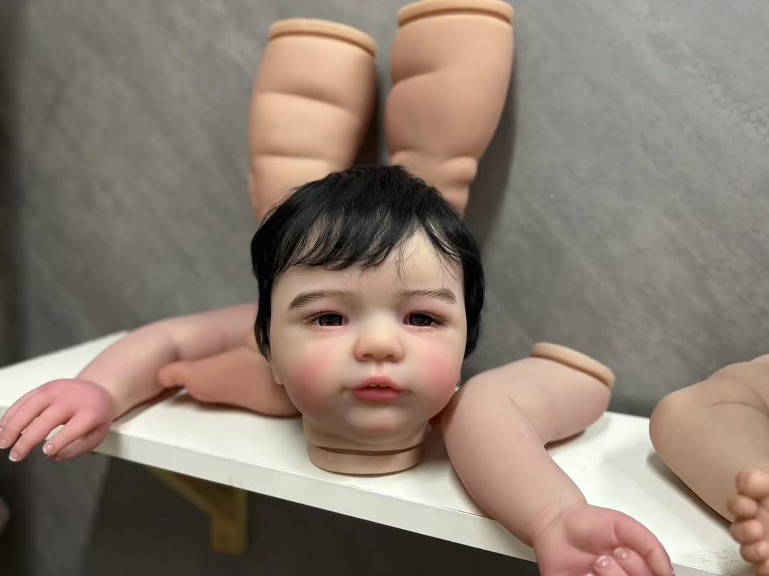 Kit pintado feito sob medida do Bebê Reborn Vito com cabelo enraizado à mão, com corpo de pano, pintado por Genesis