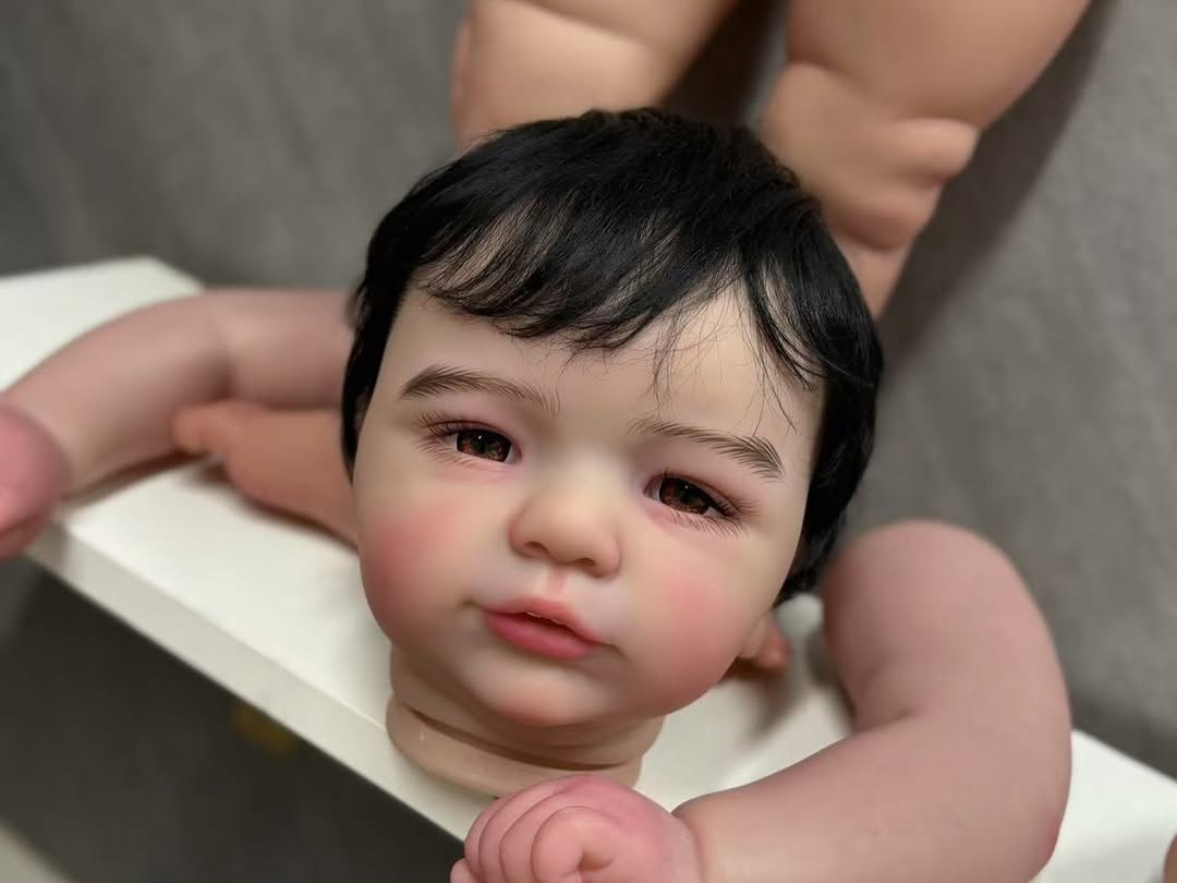 Kit pintado feito sob medida do Bebê Reborn Vito com cabelo enraizado à mão, com corpo de pano, pintado por Genesis