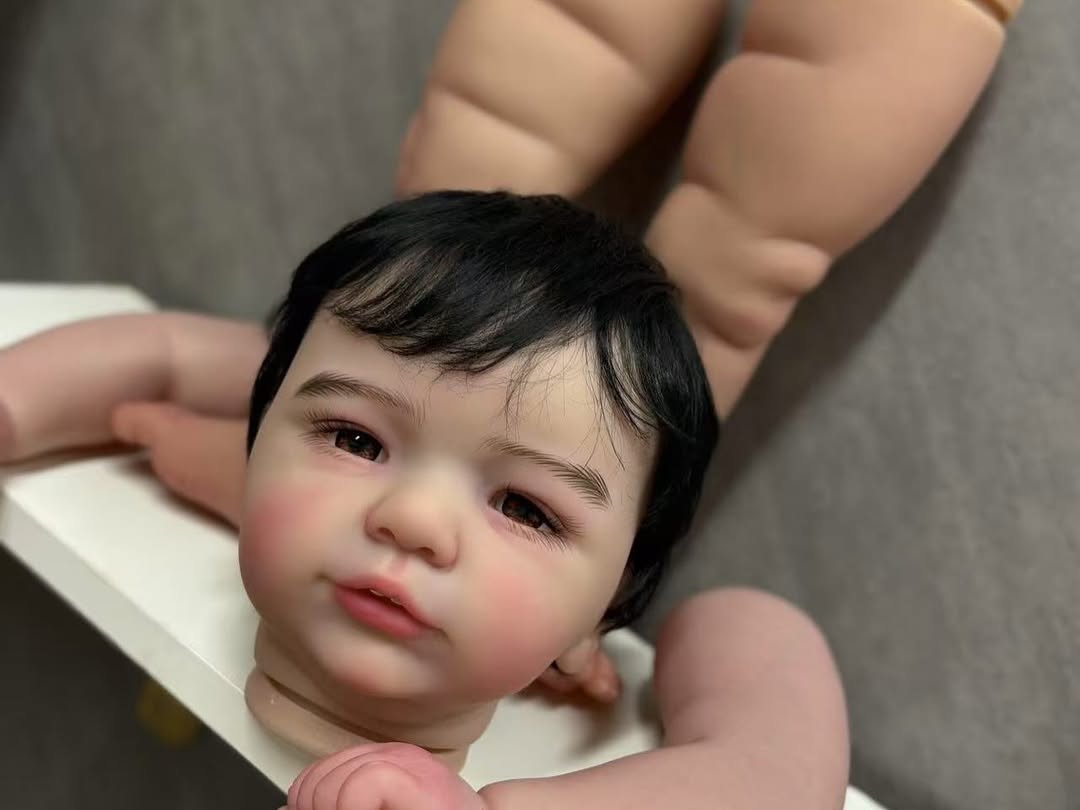 Kit pintado feito sob medida do Bebê Reborn Vito com cabelo enraizado à mão, com corpo de pano, pintado por Genesis