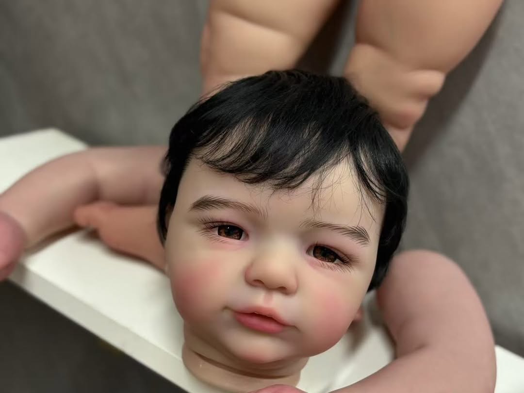 Kit pintado feito sob medida do Bebê Reborn Vito com cabelo enraizado à mão, com corpo de pano, pintado por Genesis